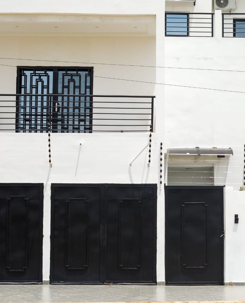 Balcon et porte ouvragée de la villa